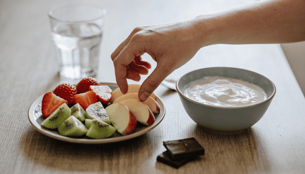 em_mesa_com_opes_de_alimentos_chocolate_ao_l__40992-1024x585-1