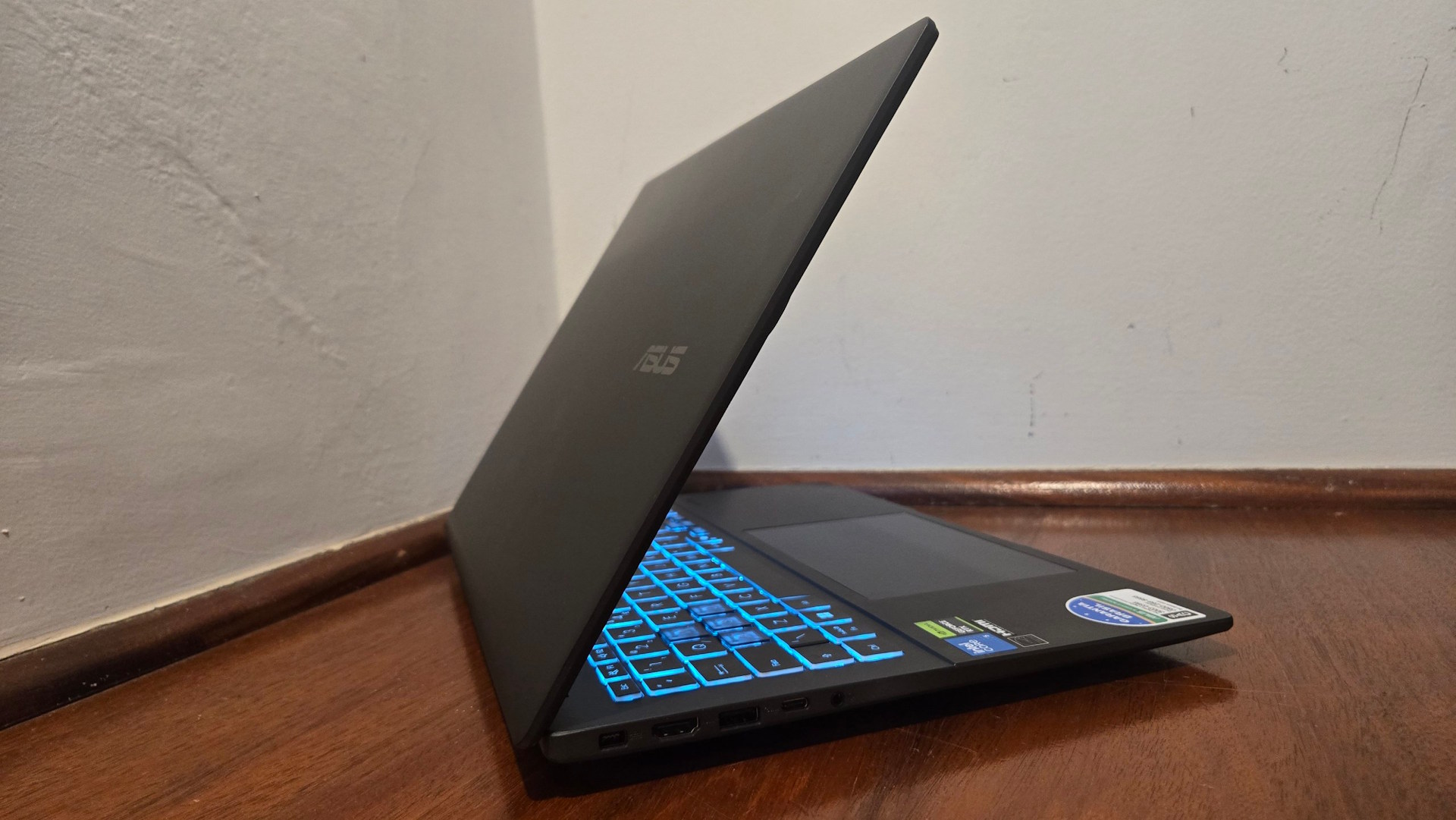 ASUS-Gaming-V16-acabamento