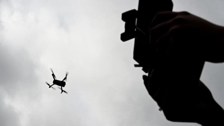 Destaque-Pessoa-pilotando-drone-1024x576-1