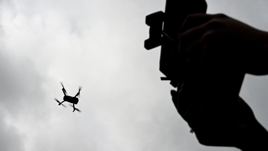 Destaque-Pessoa-pilotando-drone-1024x576-1